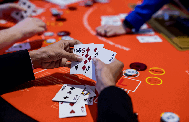 Sự khác nhau về luật chơi giữa Blackjack và Poker